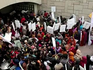 Inde: les suspects du viol collectif d'une étudiante devant la justice