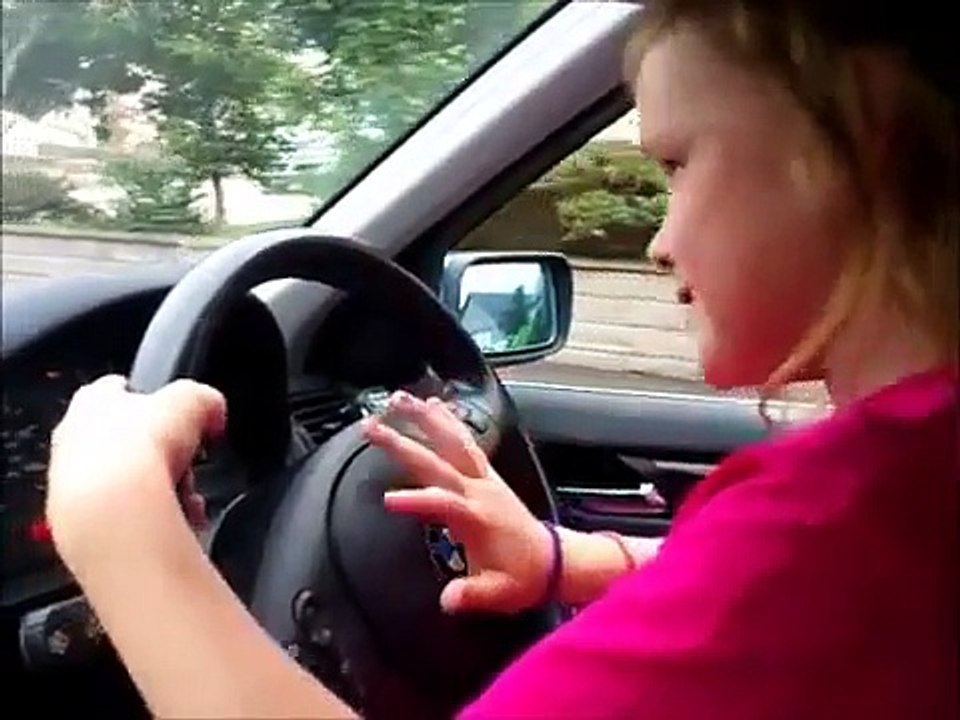 Il filme sa fille de 7 ans en train de conduire !