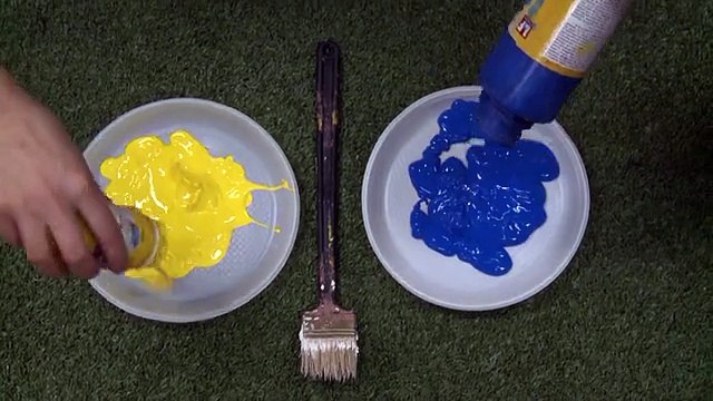 Les Femen peignent avec leurs seins