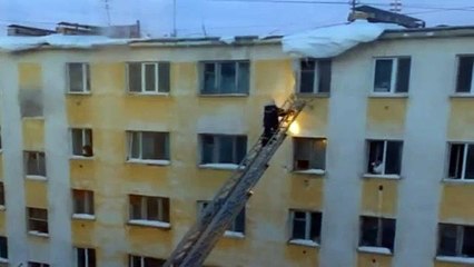 Un pompier chute d'une échelle à cause d'un bloc de glace !