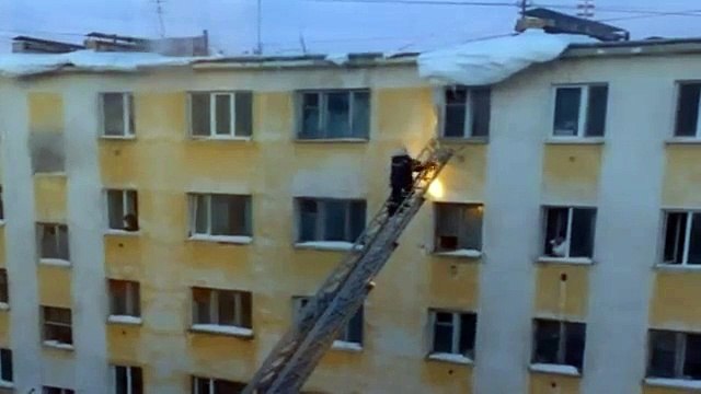 Un pompier chute d'une échelle à cause d'un bloc de glace !
