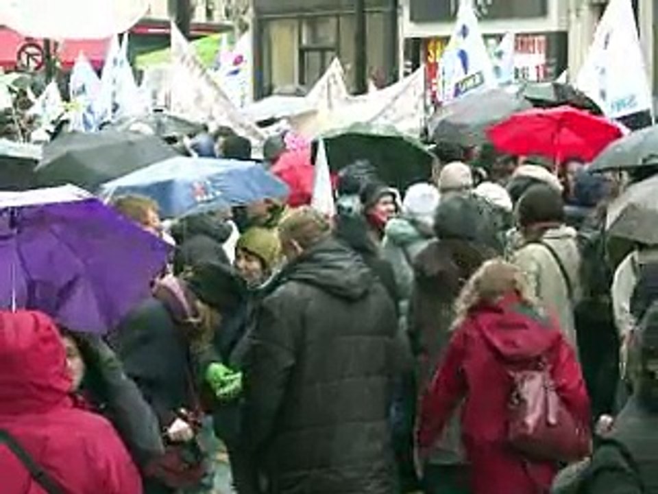 Rythmes scolaires: grève massive à Paris, Delanoë ne reculera pas