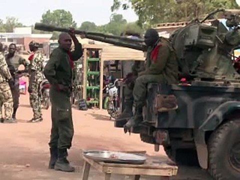 Mali: Paris vise Aqmi à Tombouctou, Washington transporte des soldats français