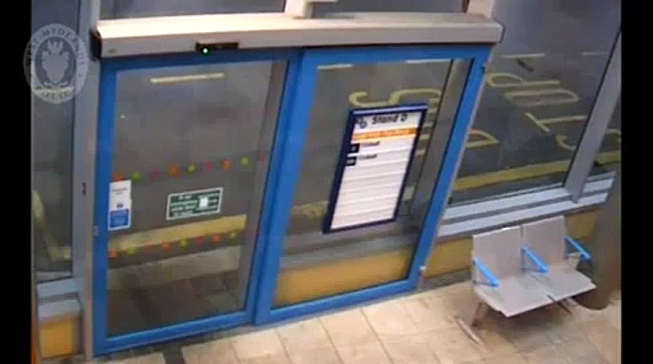 Deux femmes en robe de soirée s'attaquent à un arrêt de bus