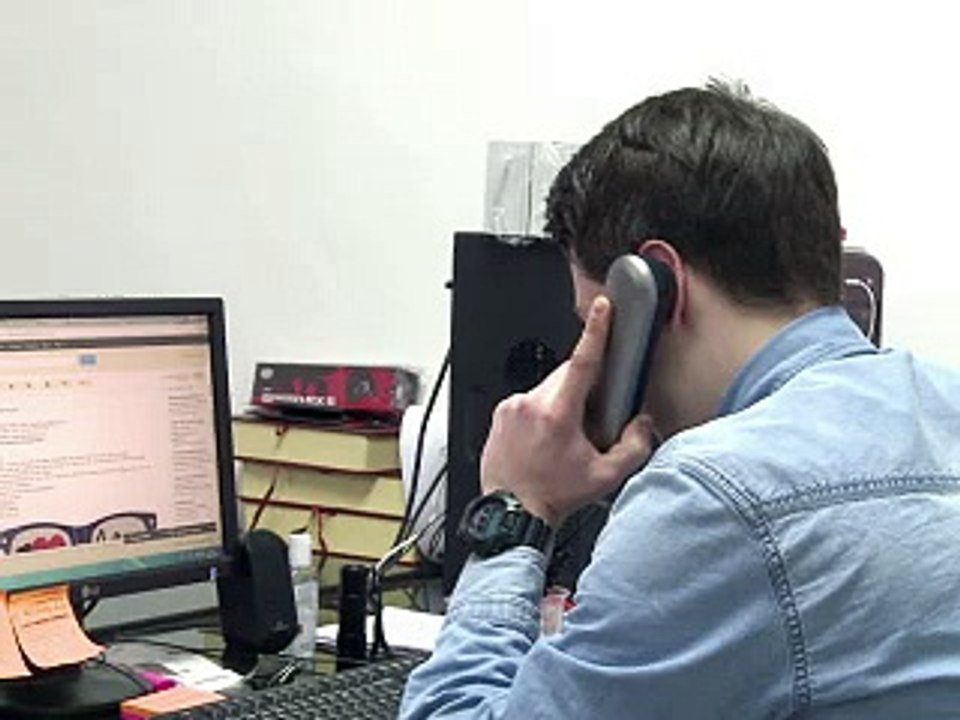 Il conquiert le monde avec ses lunettes branchées aux verres personnalisés