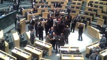 Un député jordanien craque et sort son pistolet au Parlement!
