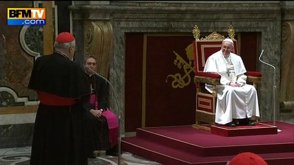Le pape François a failli tomber pour aller saluer un cardinal