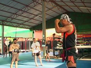 Dans les camps de boxe thaï pour touristes, on se bat contre les kilos