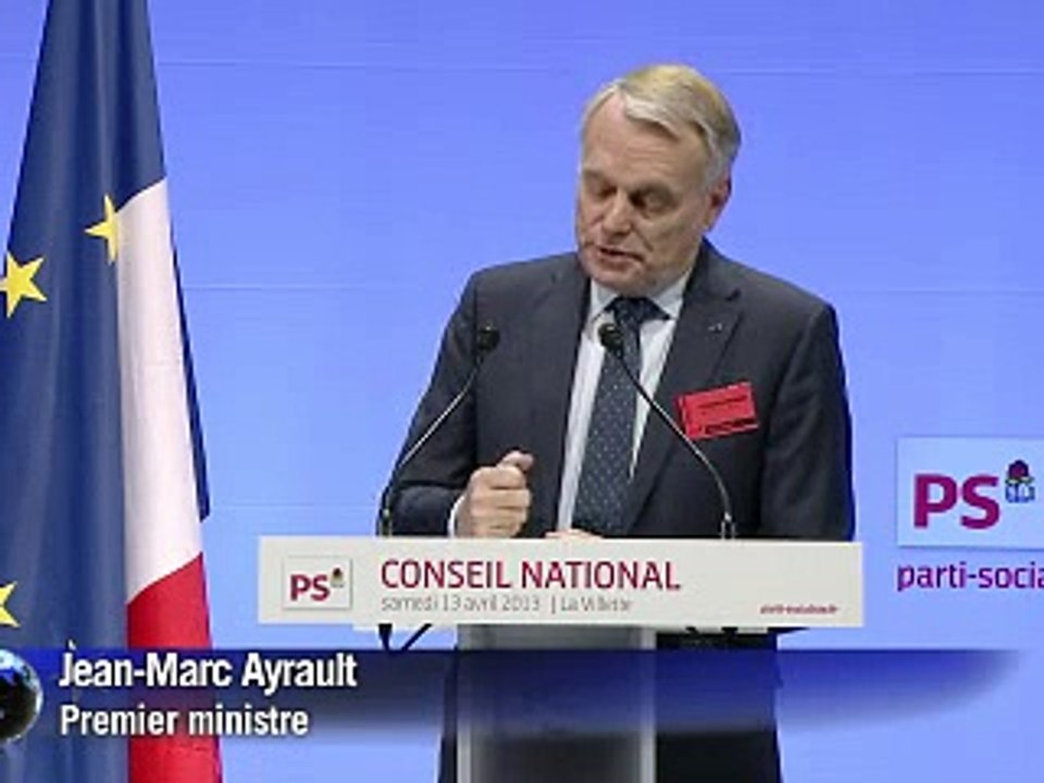 Devant les militants PS, Ayrault et Désir dénoncent les "conservateurs" européens