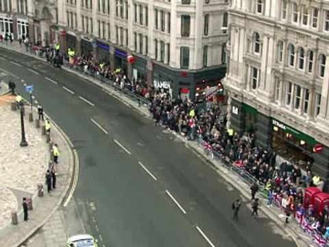 Funérailles de Margaret Thatcher: les premiers badauds affluent à Londres