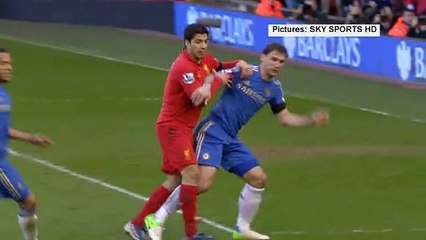 Football : Luis Suarez mord Branislav Ivanovic