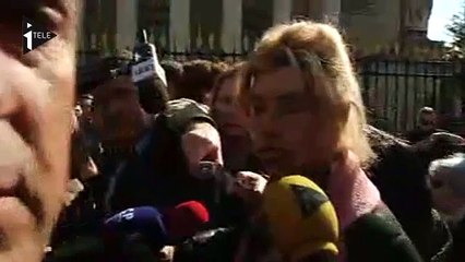 Frigide Barjot insultée à la sortie de l'Assemblée nationale