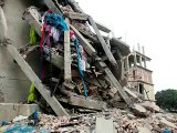 Immeuble effondré au Bangladesh: arrestations et poursuite des recherches de survivants