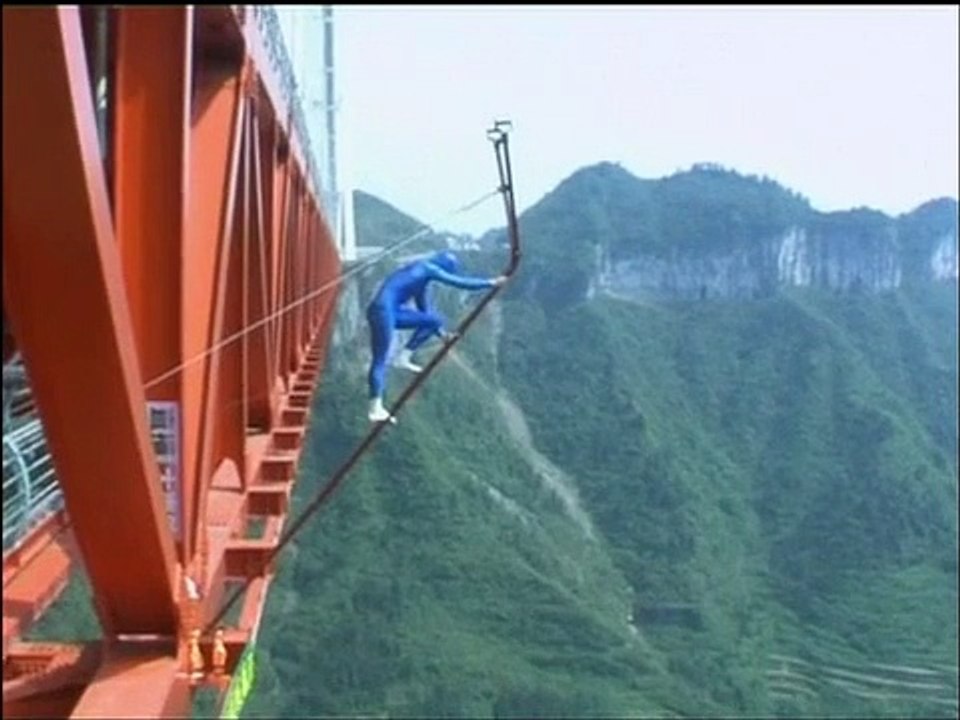 Un acrobate fait son numéro à 300 mètres au-dessus du vide