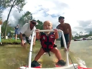 Un bébé fait du ski nautique