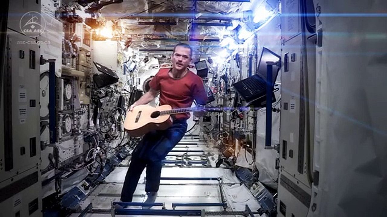Un astronaute chante "Space Oddity" de David Bowie en apesanteur