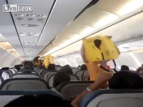 De jolies hôtesses dansent pour les passagers
