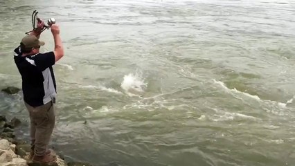 Il pêche un énorme poisson avec un lance-pierre modifié