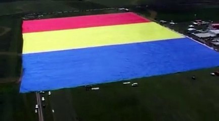Un drapeau roumain de 5 tonnes