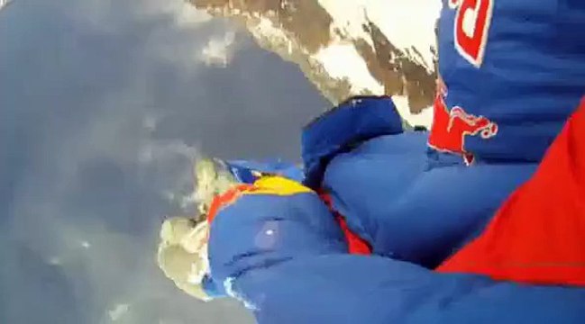 Il saute de la pointe du Mont Everest