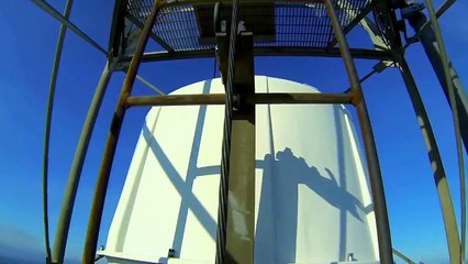 Saut en base jump depuis une tour de de 610m