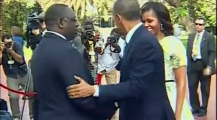 Obama fait ses premiers pas au Sénégal