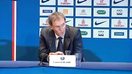 Laurent blanc fait un doigt d'honneur à un journaliste