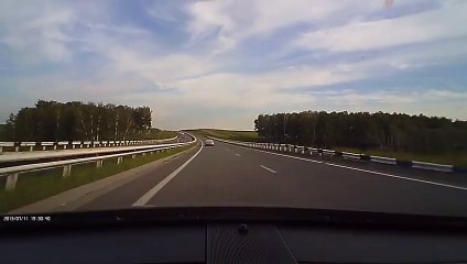 Un motard est pércuté par la voiture dont il se moquait