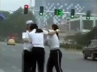 Deux policières se battent au milieu d'un carrefour