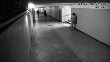 Se voleur se fait mettre KO par une jeune fille