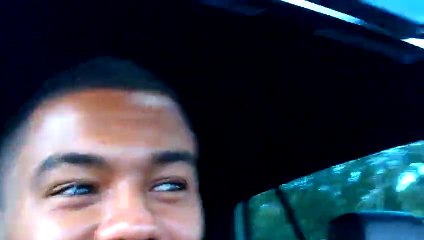 Un enfant accroché derrière un camion à 100 km/h