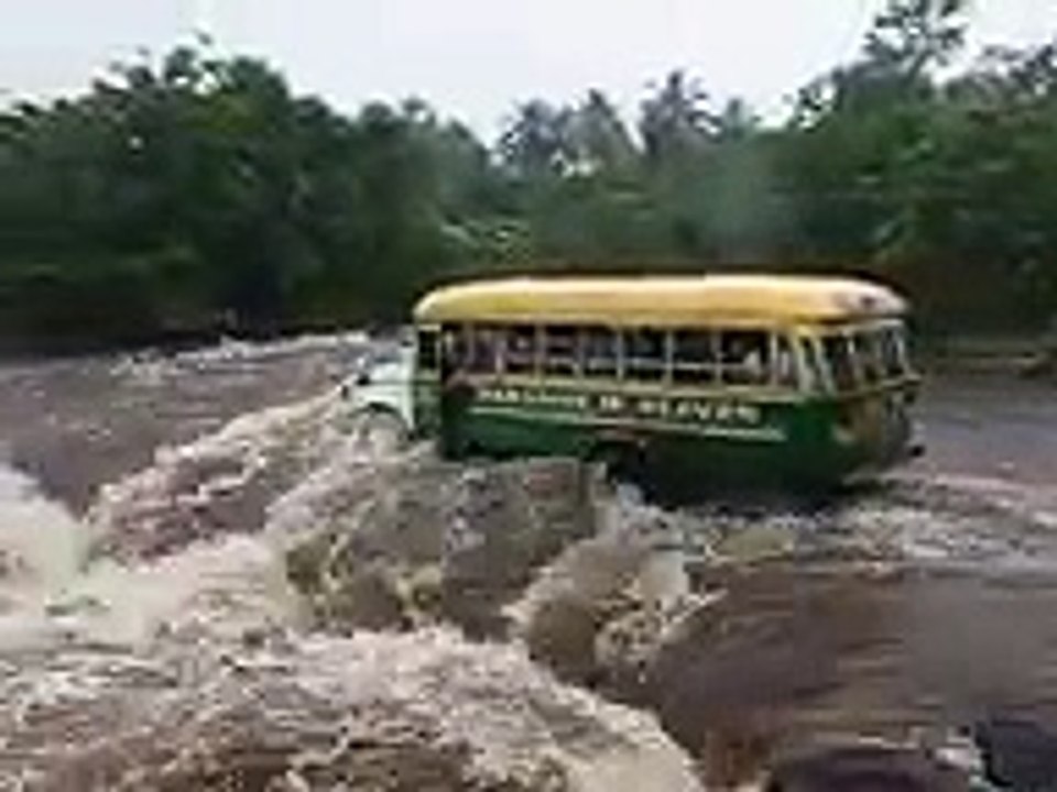 Accident de bus mortel dans une rivière