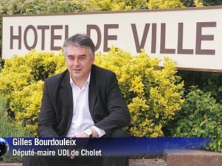 Gens du voyage: Bourdouleix dans le collimateur de Valls