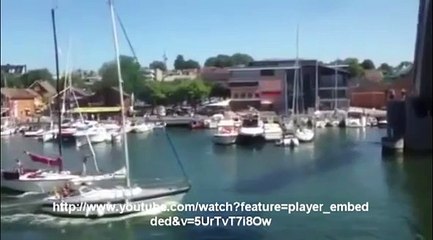 Un voilier, un pont et une belle frayeur