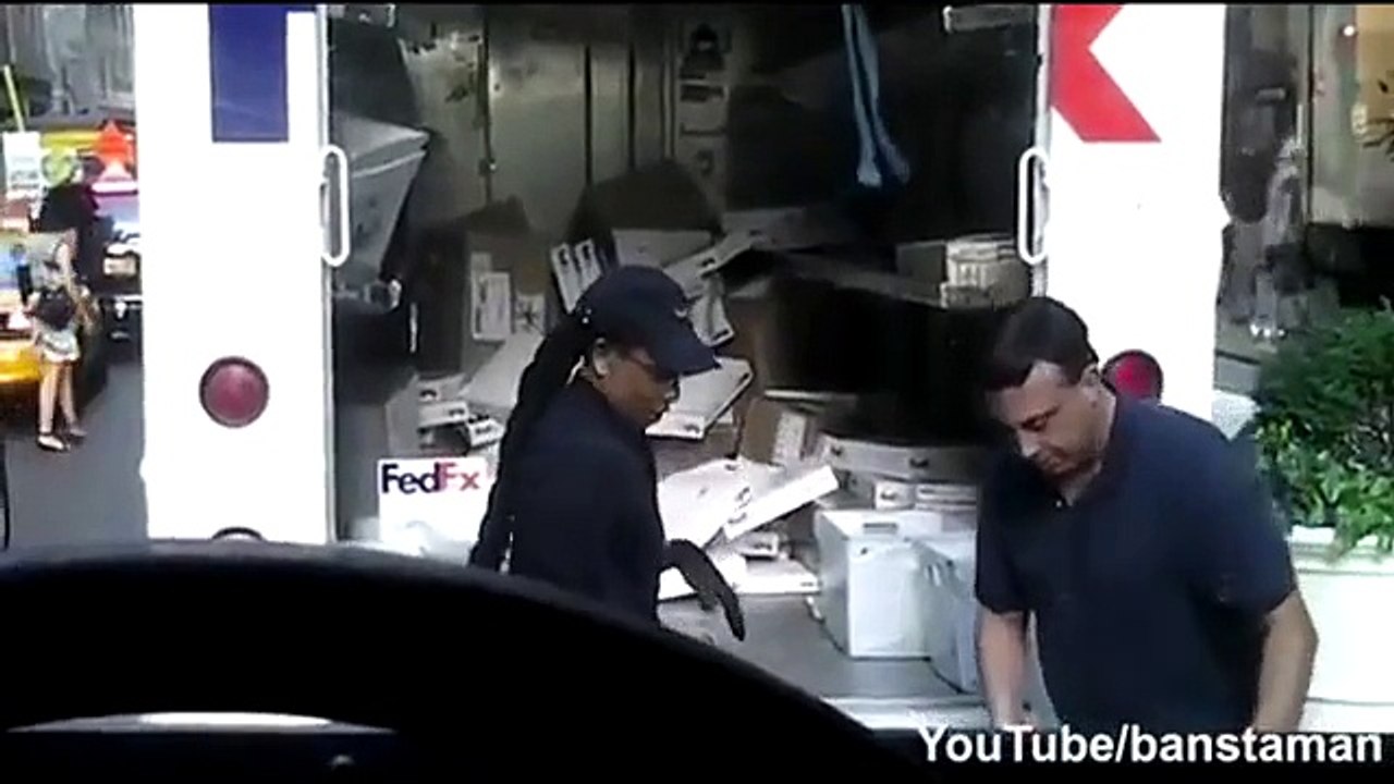 Des employés de FedEx jettent les colis