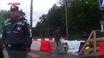 Un policier accroché au capot d'une voiture en marche