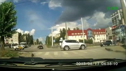 Des pietons passent très près de l'accident mortel