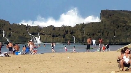 Des vagues impresionnantes déferlent dans une plage fermée