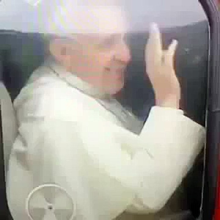 Le pape François mange sa crotte de nez