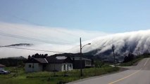 Impressionnant : une cascade de brouillard descend d'une montagne