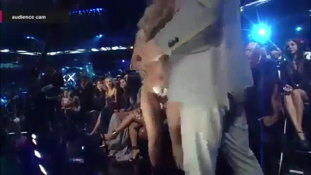 Lady Gaga à moitié nue au MTV music awards 2013