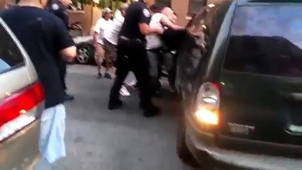 Un voleur de voiture désespéré tente d'échapper à la police