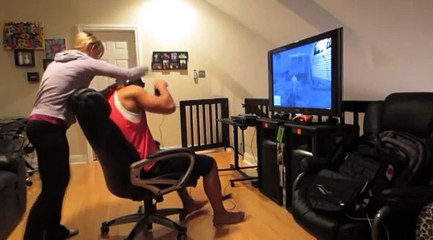 Elle tente de le faire décrocher de ses jeux vidéos