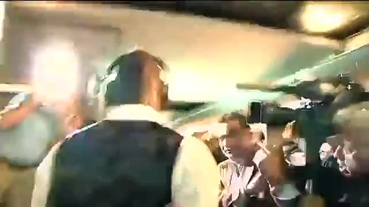 Le footballeur Mario Balotelli frappe un cameraman