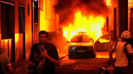 Brésil : les Black Blocs agressent la police