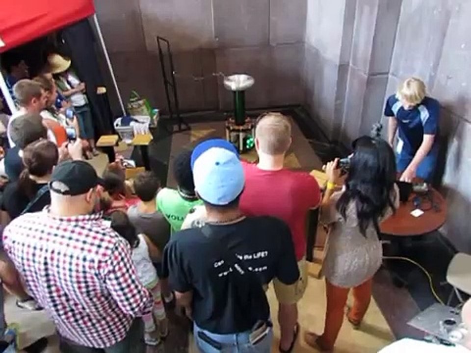 Une bobine Tesla fait de la musique