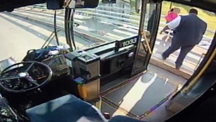 Un chauffeur de bus sauve une femme du suicide