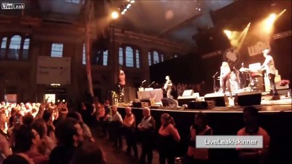 Un rappeur fait une chute de dix mètres sur scène