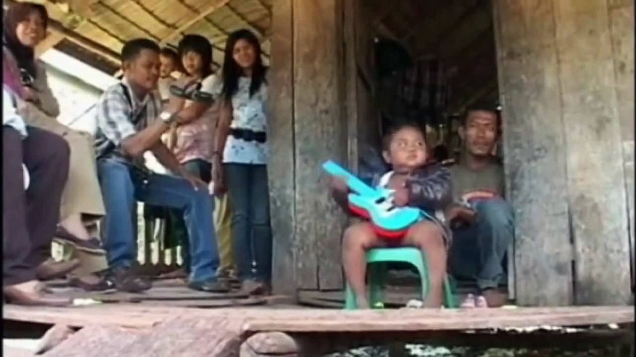 Ardi Rizal, l'enfant indonésien ex-fumeur devenu obèse