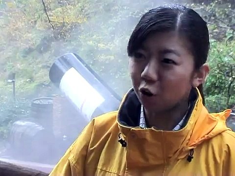 Des japonais se baignent dans une piscine de Beaujolais nouveau